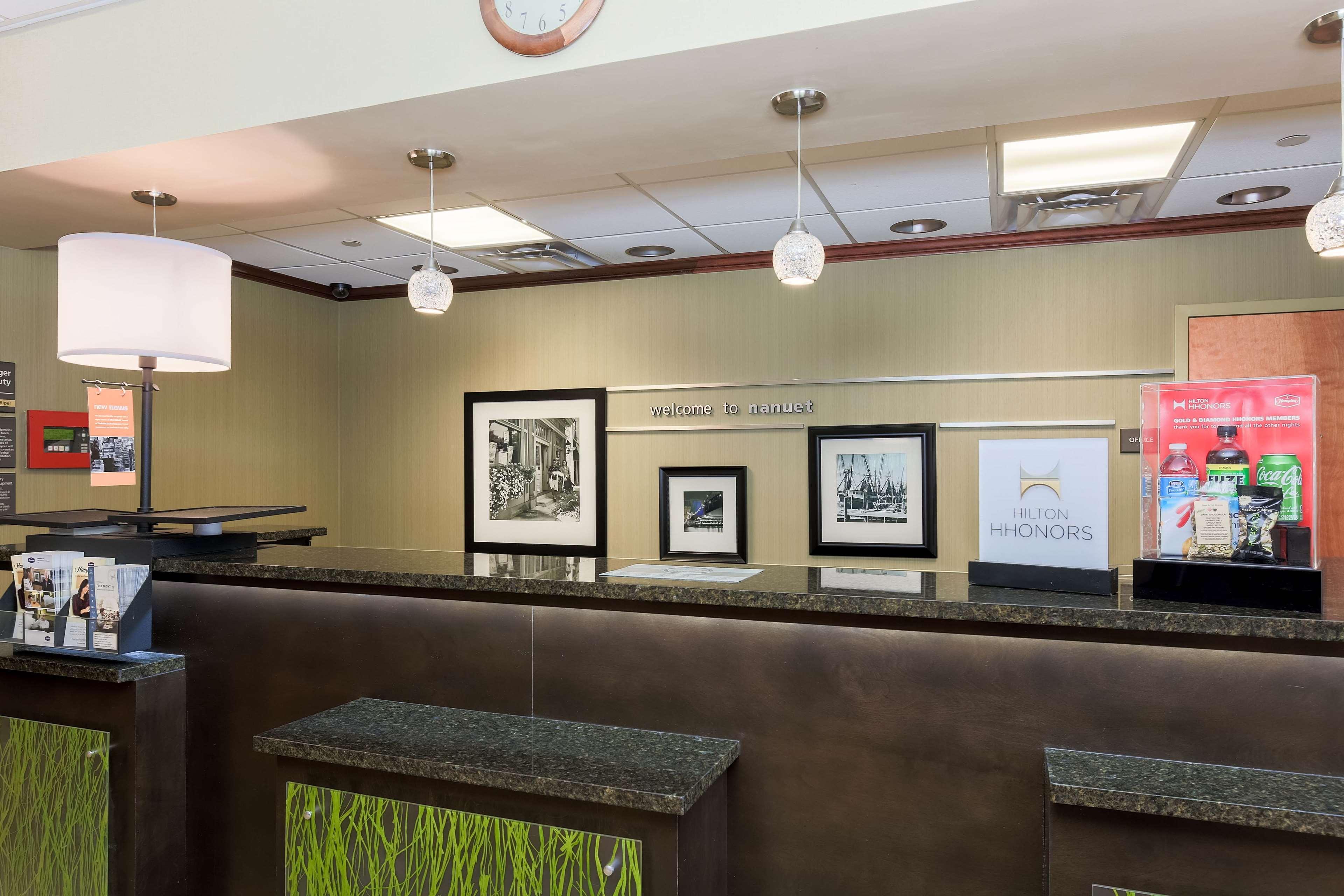 Hampton Inn Nanuet Bagian luar foto