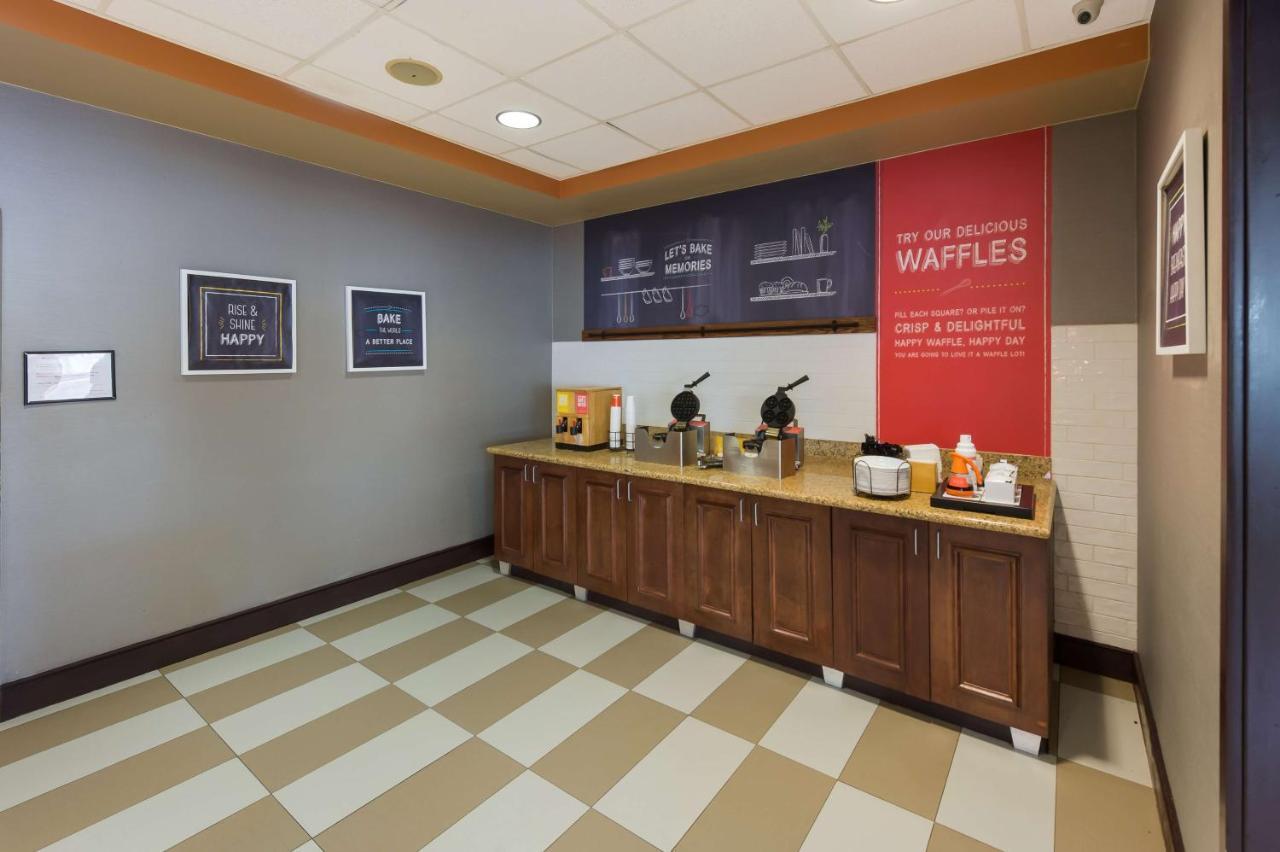 Hampton Inn Nanuet Bagian luar foto