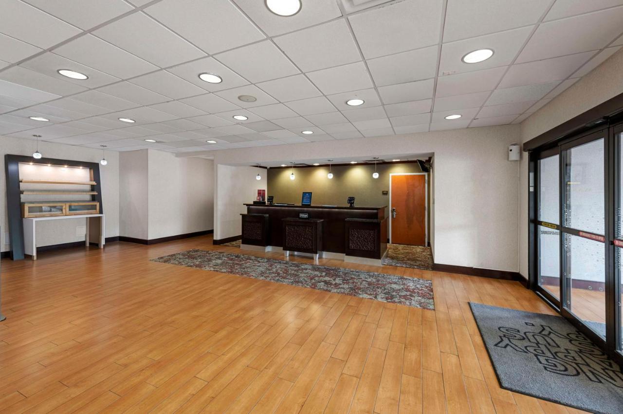 Hampton Inn Nanuet Bagian luar foto