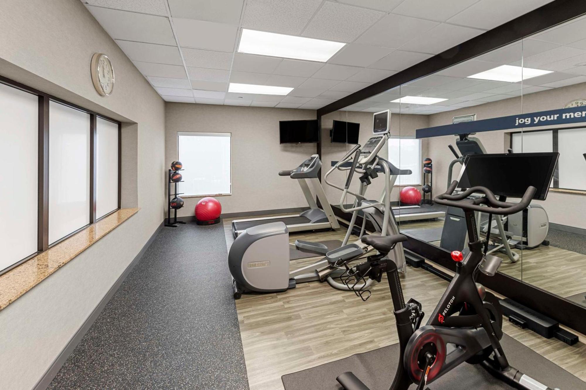 Hampton Inn Nanuet Bagian luar foto